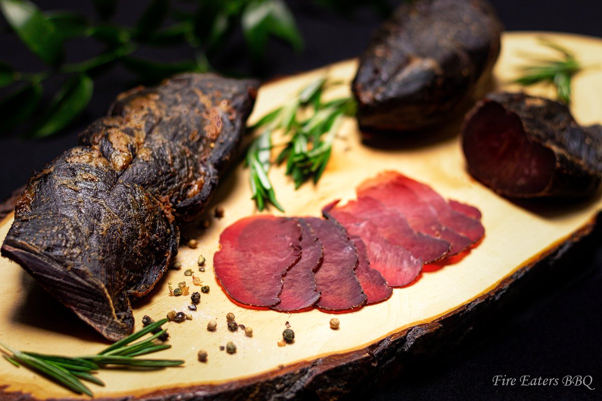 Auch wenn die Räuchersaison inzwischen vorbei ist, möchten wir dir dennoch ein #Rezept für einen deftigen #Wildschweinschinken aus dem Kaltrauch vorstellen. Schau doch mal vorbei!

fire-eaters-bbq.net/wildschweinsch…