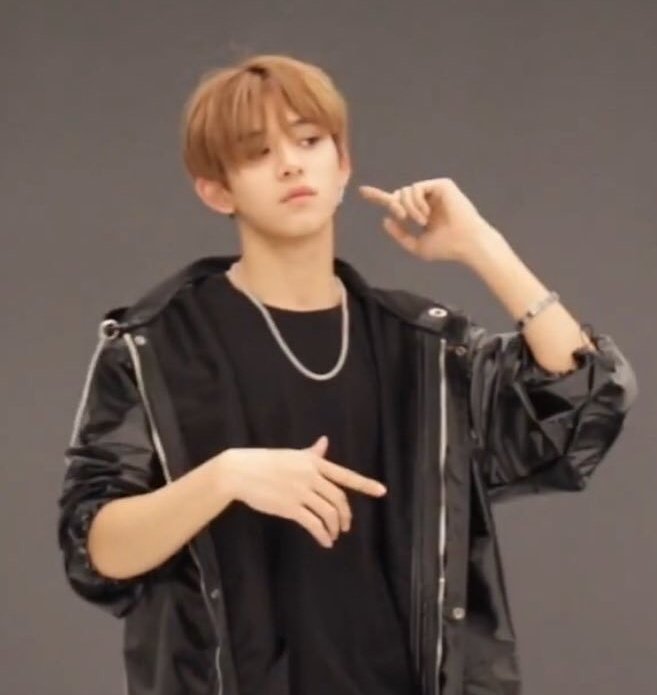 Yo_lucaslove's tweet photo. 멋진데 청순하기까지!!!😍😍😍 
누나가 담에는 욱희 놀라지않게 어제처럼 안들이댈께..흑흑.. 

보고싶어 욱희야😭😭😭 https://t.co/vePZ5vndrj