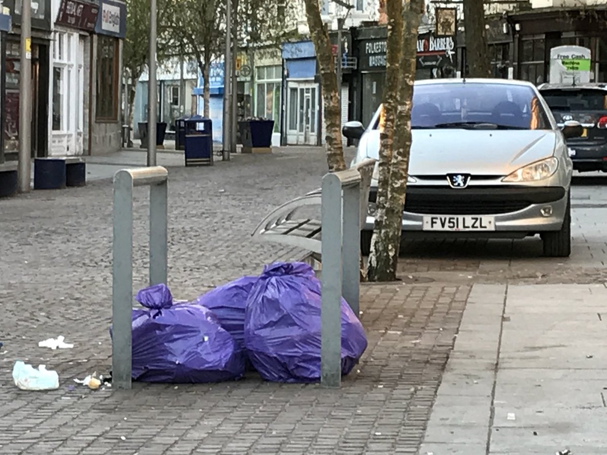 TidyKeeping's tweet image. Residents Rubbish Guildhall St. Monday April 23rd 05.30. Not a collection day! @fstonehythedc @fstoneherald #folkestone #Flytipping