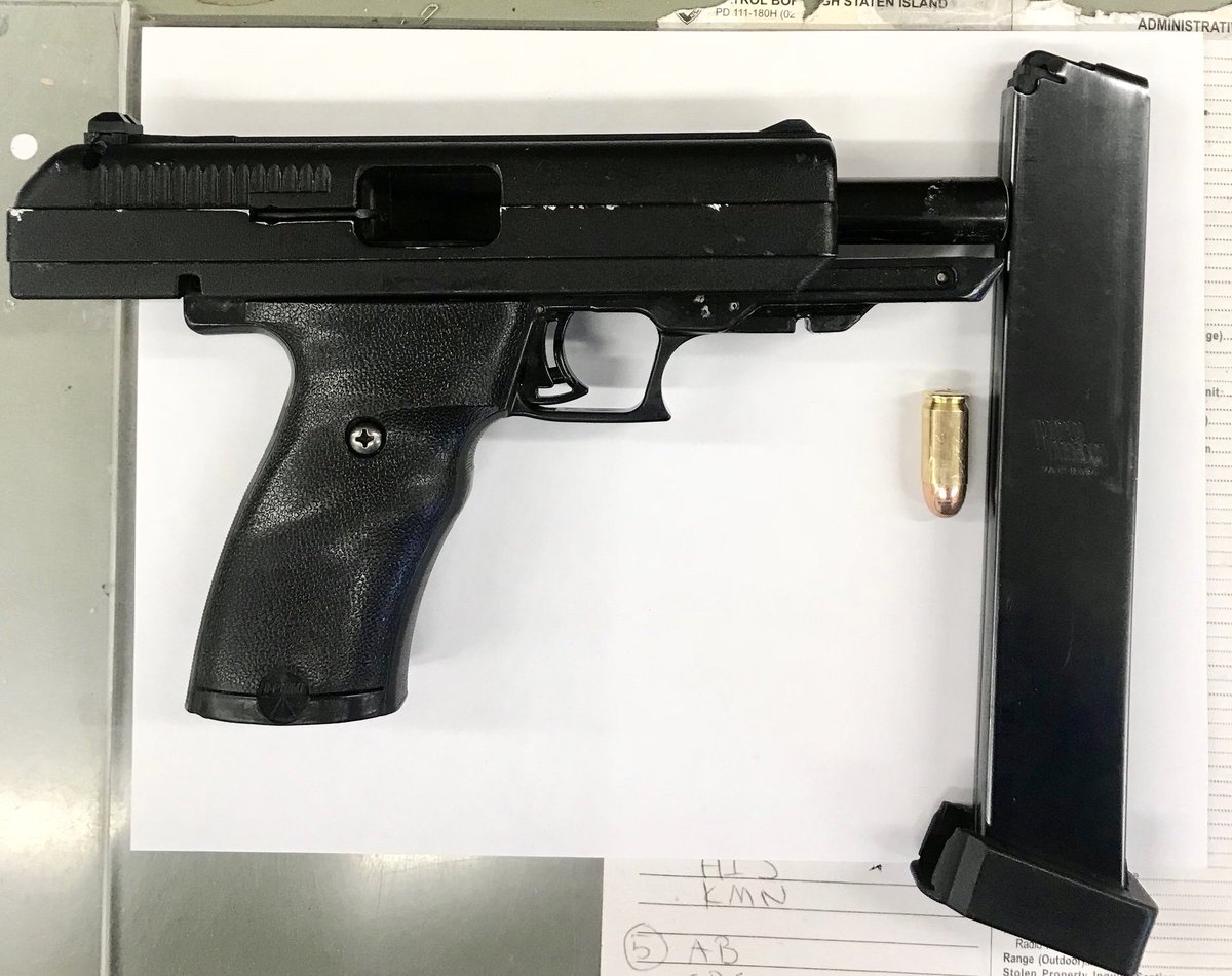 NYPDnews's tweet image. Keeping #StatenIsland safe: Great teamwork by @NYPD120Pct officers resulted in this illegal gun taken off the streets of NYC. #NYPDprotecting