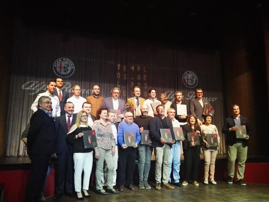 AlfaRomeo_es's tweet photo. Hoy hemos acompañado a los mejores chefs en la presentación del libro @TemplosProducto #MaridajesAlfa #TemplosAlfa https://t.co/DaRMtmKuIW