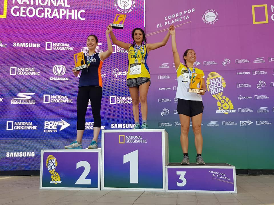 StgoRunners's tweet photo. Nuestras felicitaciones a Mabel Vera quien salió 1º lugar en la general mujeres de los 10k #NatGeoRun2018 #laamarilla @Subaru_Chile @gatoradechile @SauconyChile https://t.co/ILEDVCKTx3