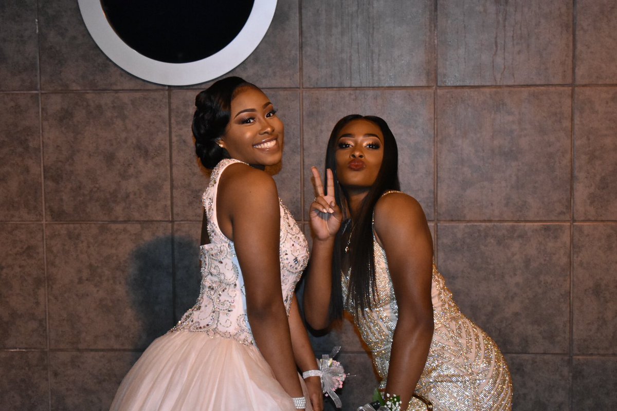 _jaaylove's tweet photo. Its sister thing💉 y’all don’t understand 💕😘 #senior&junior #Seathedrip #Bridgeunderwater https://t.co/rPtSaUDvbz