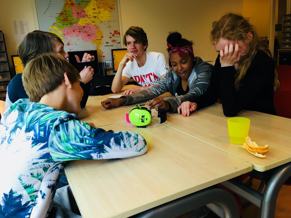 stmovegroningen's tweet photo. Enya (groep 8): ''Ik wil graag iets voor eenzame #ouderen doen zodat ze zich beter gaan voelen''. De kinderen @obsKarrepad zijn #samen met de studenten van @RKSVAlbertus @stichtingstar aan het #brainstormen over hoe ze de wijk een beetje mooier kunnen maken! https://t.co/pxqiVtouY1