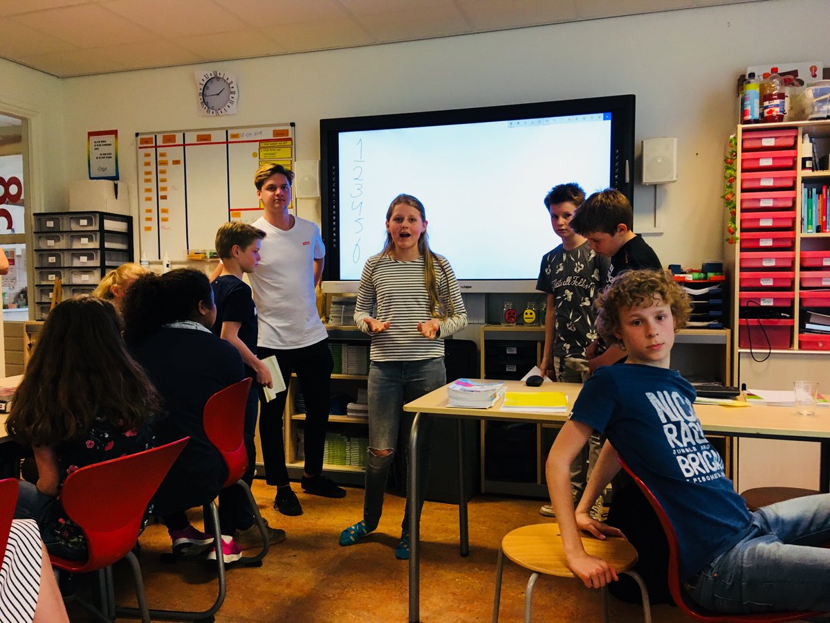 Enya (groep 8): ''Ik wil graag iets voor eenzame #ouderen doen zodat ze zich beter gaan voelen''. De kinderen <a href="/obsKarrepad/">o.b.s. Karrepad</a> zijn #samen met de studenten van <a href="/RKSVAlbertus/">Albertus Magnus</a> <a href="/stichtingstar/">Stichting STAR</a> aan het #brainstormen over hoe ze de wijk een beetje mooier kunnen maken!