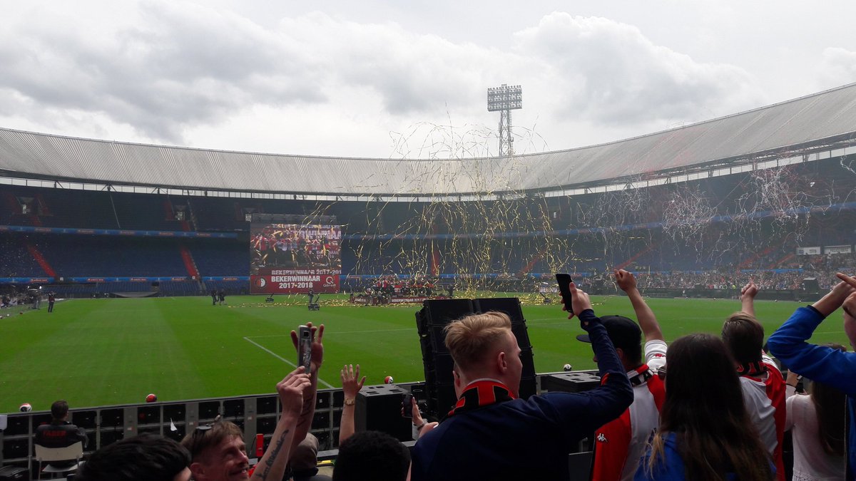 BasBoerma's tweet photo. Bij een gouden cup hoort gouden confetti! #Huldiging #bekerfinale #Feyenoord https://t.co/fb1YEUCXYo