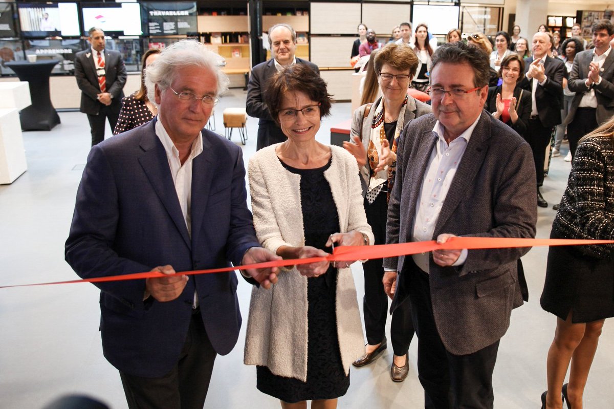 rudivervoort's tweet photo. Inhuldiging van het Beroepenpunt, een van de beleidswerven van onze #Strategie2025. Het Beroepenpunt is een ruimte waar we opleidings-, tewerkstellings- en onderwijsactoren hebben samengebracht om de #Brusselaars één dienst voor beroepsoriëntering te bieden https://t.co/BkeMvi9nbq