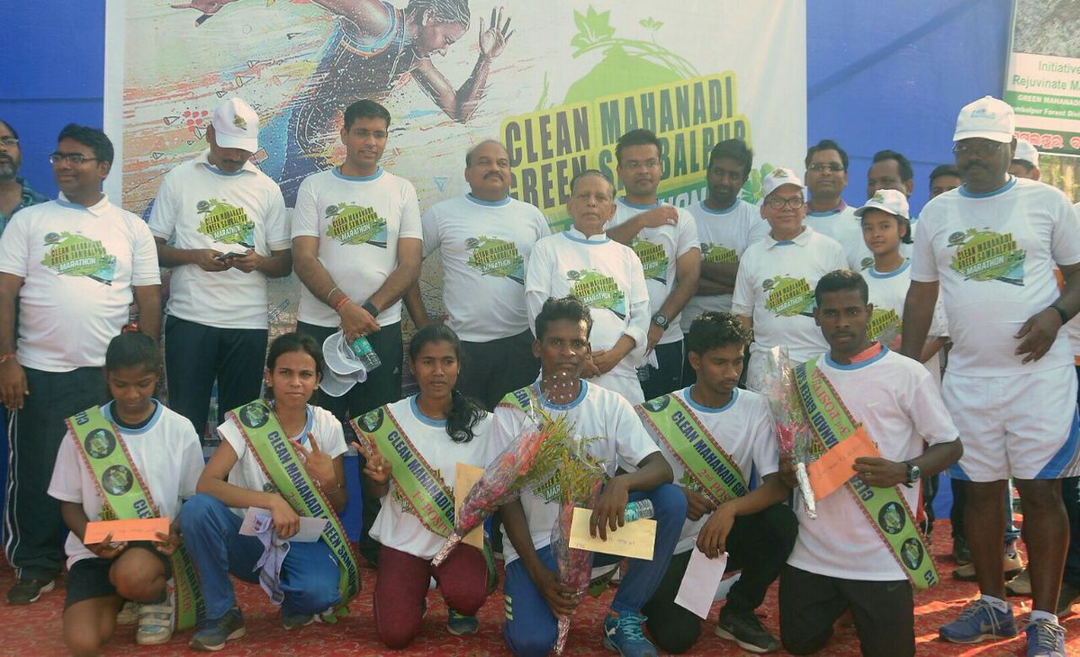 Sambalpur DM @samarth_verma @IGPNRSAMBALPUR @SpSambalpur ,ViceChancellors tookpart in a marathon for clean Mahanadi,greenSambalpur campign at sambalpur ringroad  n ran about 5KMs alongwith   4thousand participants of various age grps# @SMC_Sambalpur