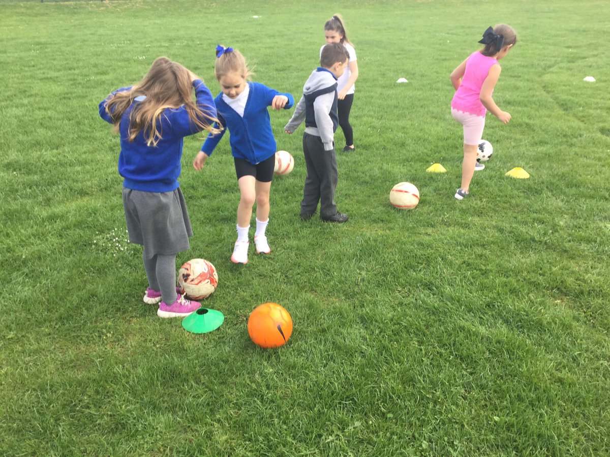 Y1HollyClass's tweet photo. Holly class working on our football skills https://t.co/so7JnpZ6jM