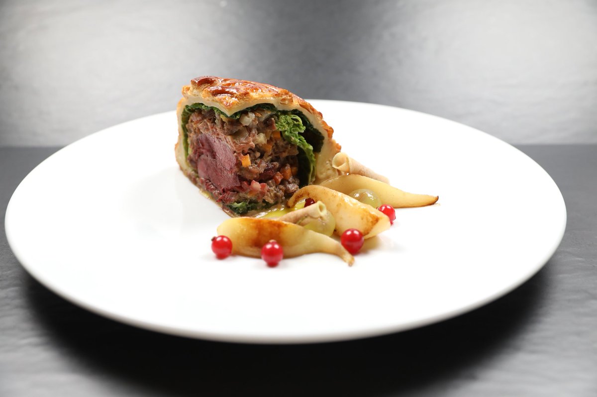 CDescouls's tweet photo. Le classique Pithiviers, bonne semaine à tous! #topchef #topchef2018 https://t.co/VEZQgNRUI5