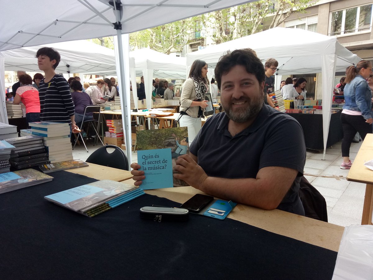 Ja tenim en Miquel Pascal al peu del canó, a la <a href="/llibreriadrac/">Llibreria Drac</a>! Hi serà fins a les 11, i a la tarda de 18.30 a 20 h! No us quedeu sense el vostre exemplar signat de Quin és el secret de la música?