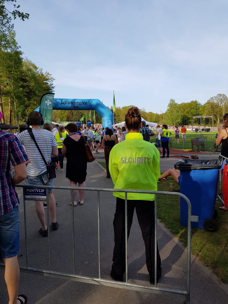 JenSSecurity's tweet photo. Wat een leuk, afwisselend weekend! Van het WK Superbike tot aan toezicht houden bij de crossbaan van Oalerwets Feesie, de muziekavonden van Oalerwets Feesie en natuurlijk het Batavierenfeest. Hieronder een impressie van het Batavierenfeest.

#veiligheidvooralles #fijnecollega's https://t.co/EeM8eRWpXc