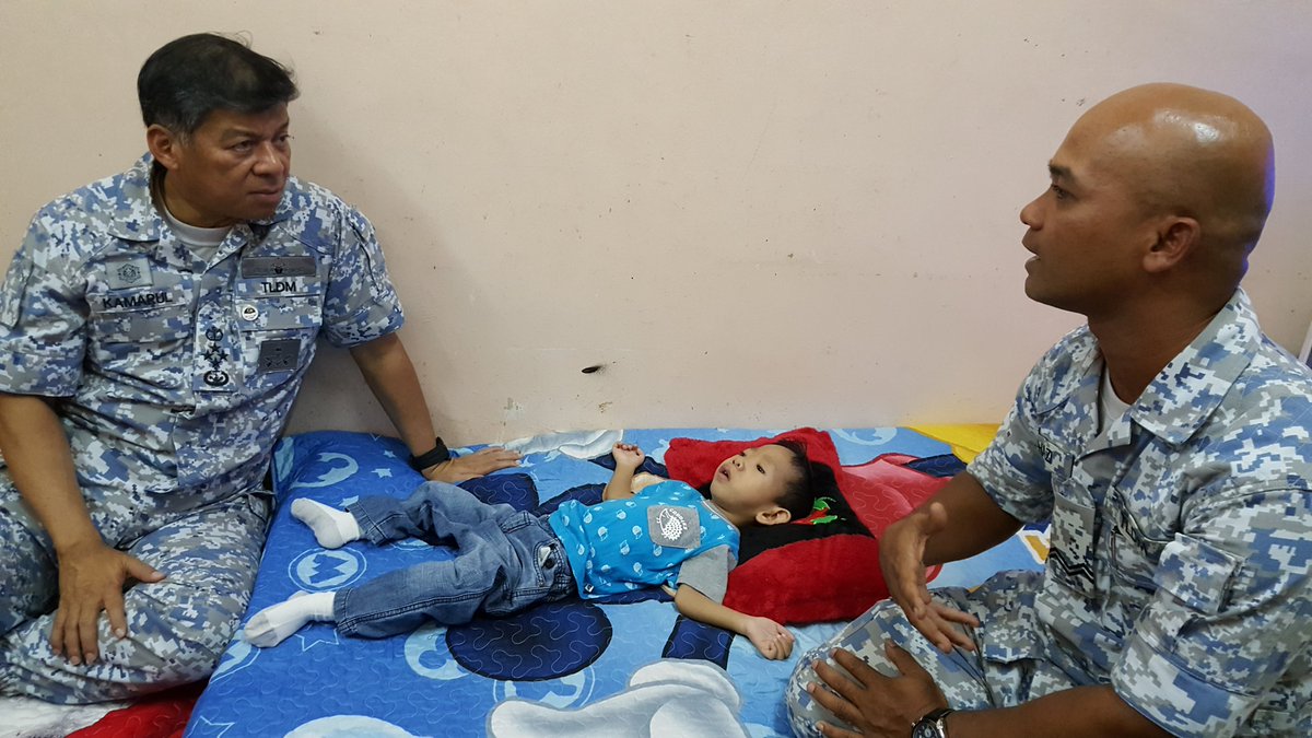 TS <a href="/mykamarul/">Kamarul</a> mengadakan lawatan kebajikan ke atas anak anggota <a href="/Mawilla_1/">MAWILLA 1</a> di RKTLDM Balok Ria
#TLDMPrihatin 
#Kebajikan 
<a href="/tldm_rasmi/">Royal Malaysian Navy</a> <a href="/mykamarul/">Kamarul</a> @Adib14050137 <a href="/MPA_Barat/">HQ Western Fleet</a> <a href="/shakirsalleh1/">shakirsalleh</a>