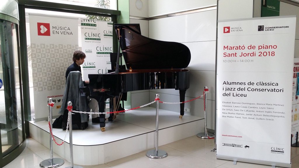 jmcampis's tweet photo. Avui celebrem #SantJordi18 a l’@hospitalclinic! Tindrem música, entrega de premis del concurs de relats #ElClínicEnamora i novetats del #corCLÍNIC. No us ho perdeu! Molt bona diada a tots i totes! 🌹📖 https://t.co/mNJu9mQ9IY