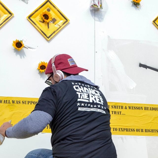 ChangeTheRef's tweet image. Manuel Oliver, father of Joaquin Oliver, one of the victims of the Parkland school shooting created a mural in front of Springfield's South Congregational Church.
-
Learn more about &amp;amp; Become a part of the change at changetheref.org
-
#changetheref #MSDStrong