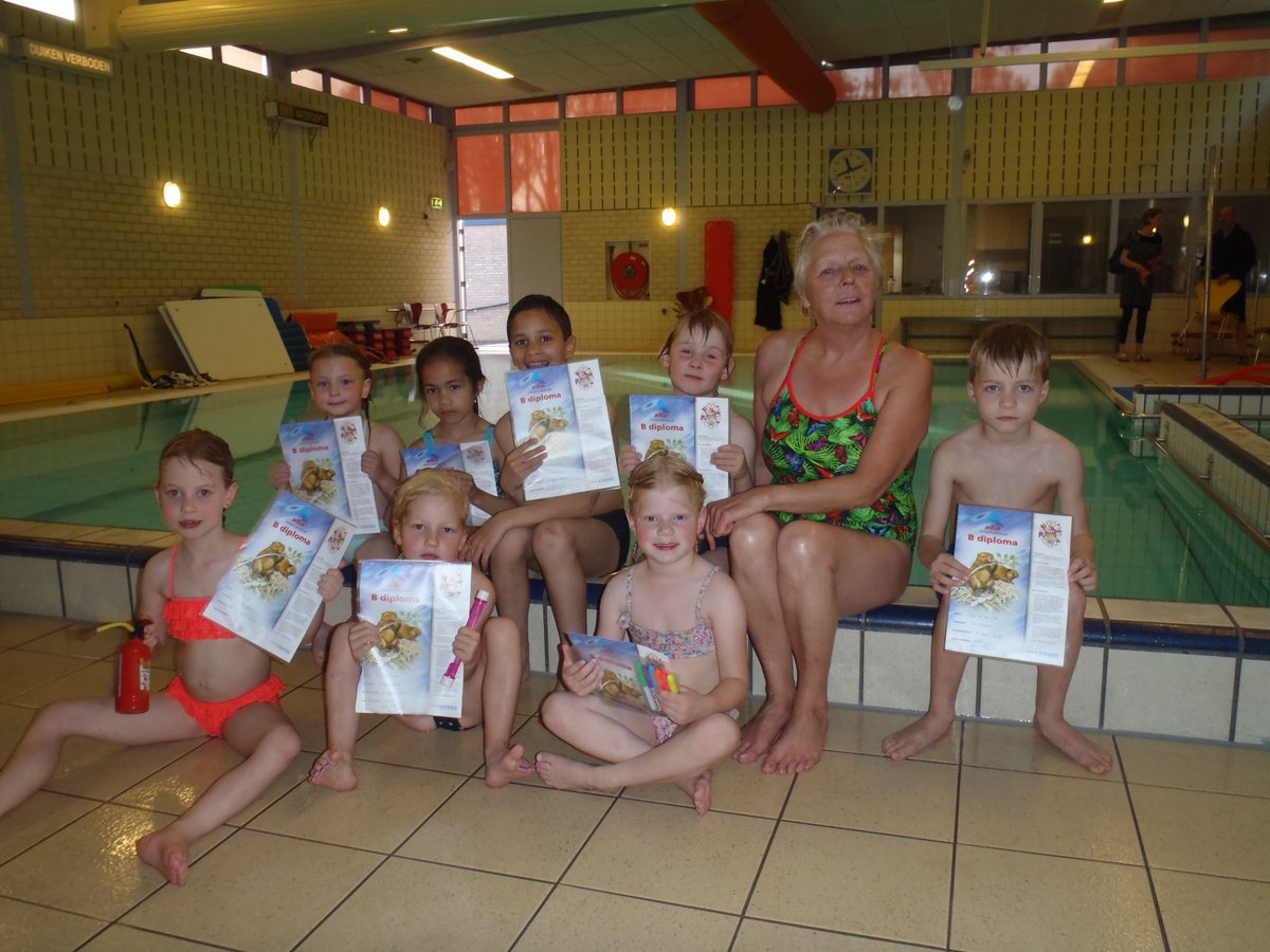 zonnewater's tweet photo. Deze kanjers hebben zaterdag bij Zonnewater het zwemdiploma A of B gehaald.
Van harte gefeliciteerd! https://t.co/bHRMGOhtiz