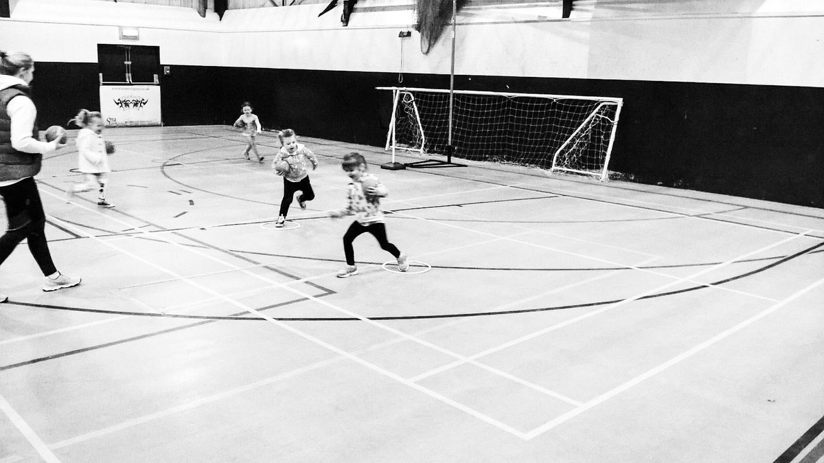 Mini_Netters's tweet photo. @Helenhousby1 You are @Mini_Netters inspiration! Our little gang of 3-6 year olds have all been following you on TV. They would love you to tweet them. Here they are learning the footwork rule!🥇 https://t.co/QOKyCMdSMN