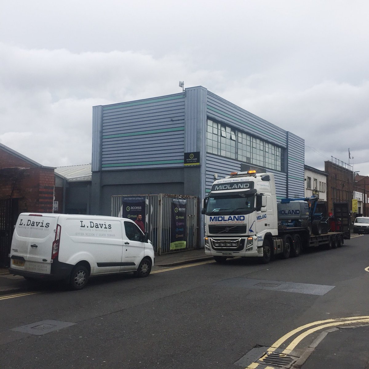 leedavispaint's tweet photo. New week and another new big job at Access to Music for two of our guys. Keep an eye out for after images 🏢🖌 #leedavispaint #accesstomusic #birmingham #exteriordecoration #painting #decoration https://t.co/OrpxiGtNOA