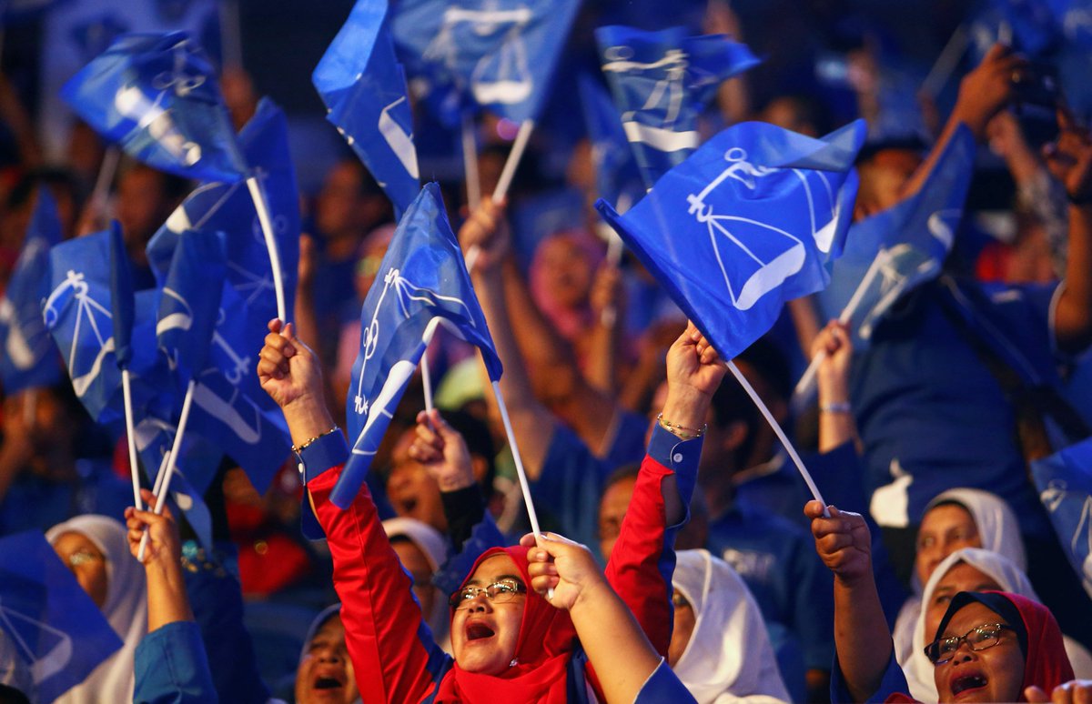 AsCorrespondent's tweet photo. “Irregularities” in electoral process deprive Malaysians of free and fair elections, writes @EmmaRichards85 https://t.co/pUOKsa5xO4 #GE14 @xavierjayakumar @bersih2 https://t.co/95UBxrNoPj