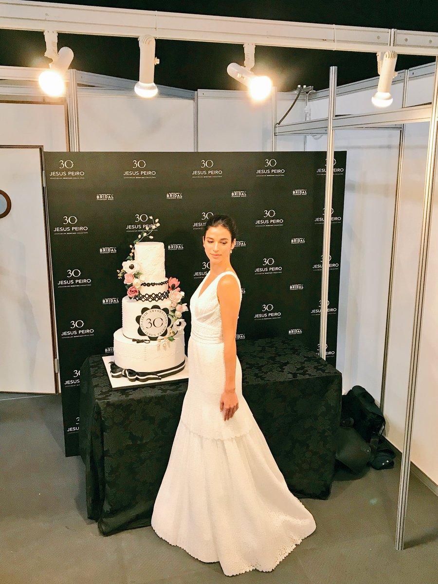 CasarseaCat's tweet photo. La model #SandraGago llueix amb aquest vestit de #JesúsPeiro de la col•lecció Heritage pel 2019 ! #BBFW18 👏🏼✨ https://t.co/AMIlLLmTFI