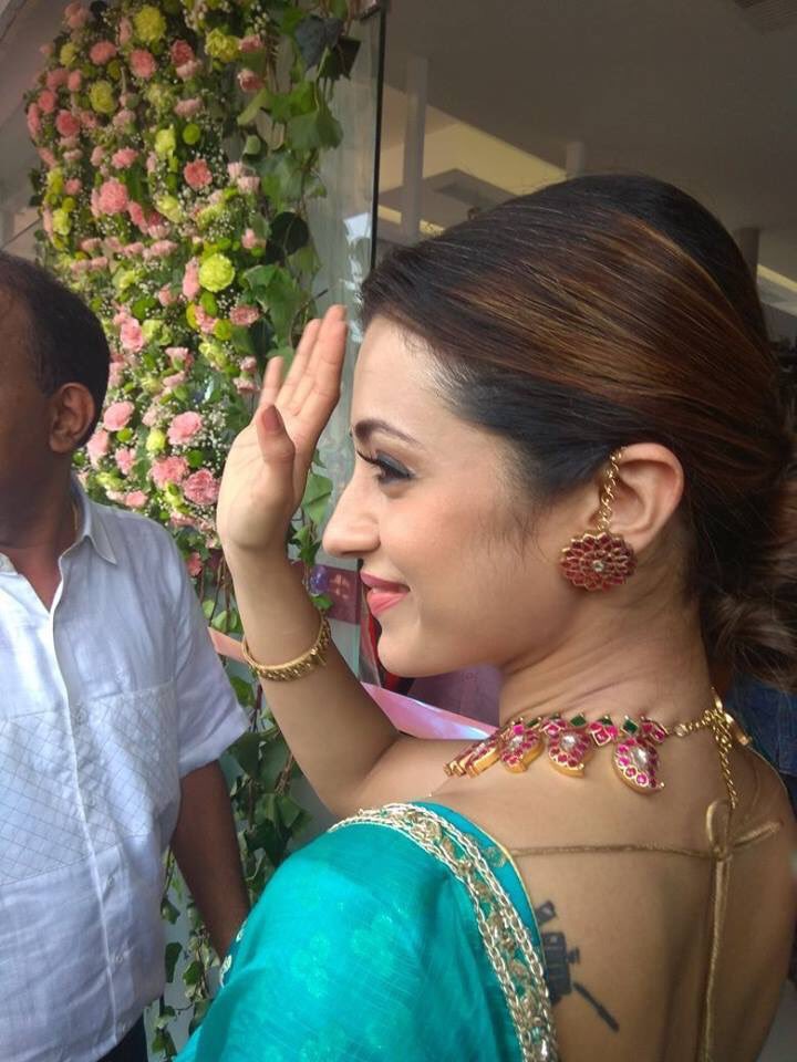 Trends_Trisha's tweet photo. @trishtrashers ❤️❤️#EdimannickalJewellaryShowroom at Kottayam in Kerala!
She is absolutely stunning in blue💙 😍 https://t.co/K6XCndUYpT