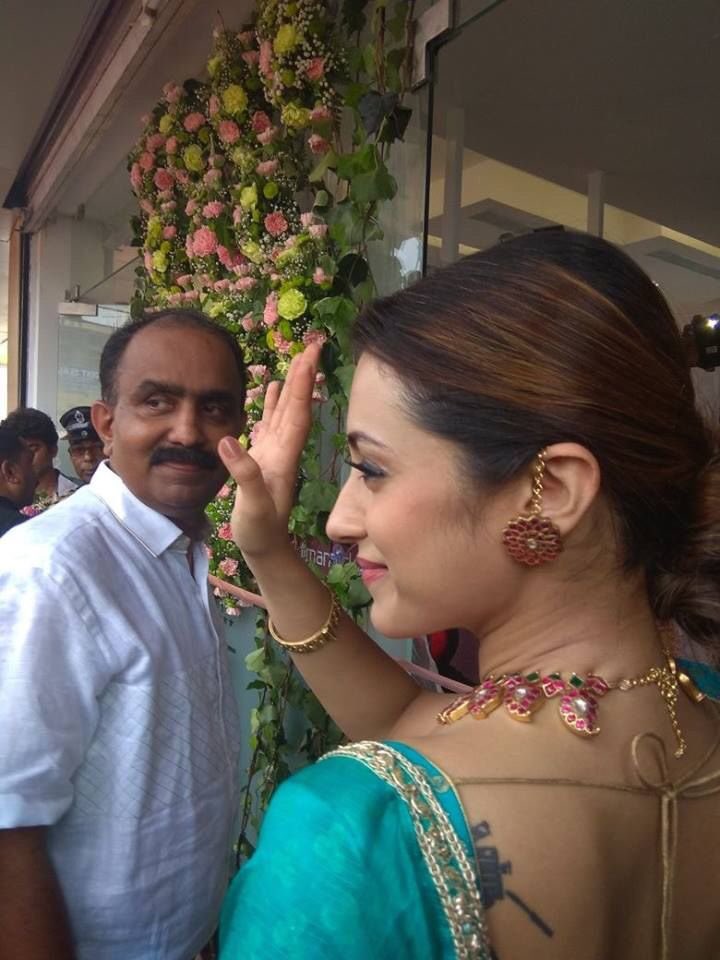 Trends_Trisha's tweet photo. @trishtrashers ❤️❤️#EdimannickalJewellaryShowroom at Kottayam in Kerala!
She is absolutely stunning in blue💙 😍 https://t.co/K6XCndUYpT