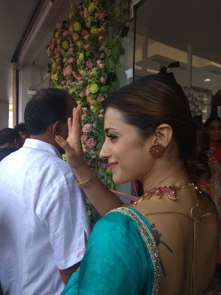 Trends_Trisha's tweet photo. @trishtrashers ❤️❤️#EdimannickalJewellaryShowroom at Kottayam in Kerala!
She is absolutely stunning in blue💙 😍 https://t.co/K6XCndUYpT