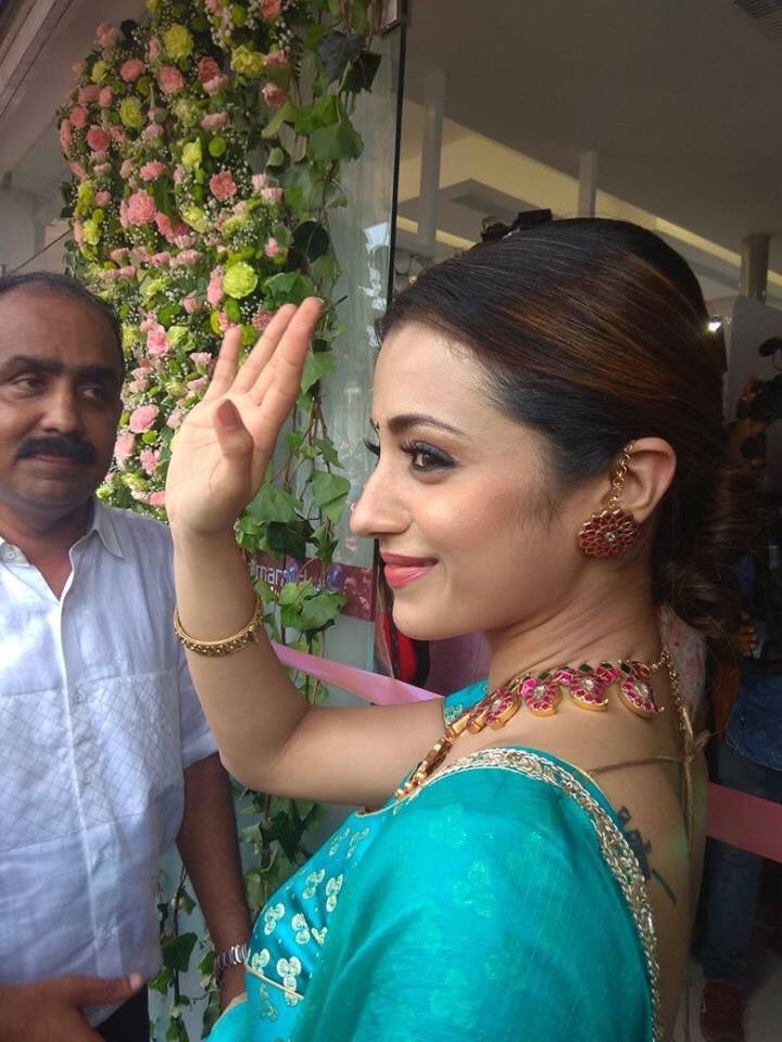 Trends_Trisha's tweet photo. @trishtrashers ❤️❤️#EdimannickalJewellaryShowroom at Kottayam in Kerala!
She is absolutely stunning in blue💙 😍 https://t.co/K6XCndUYpT
