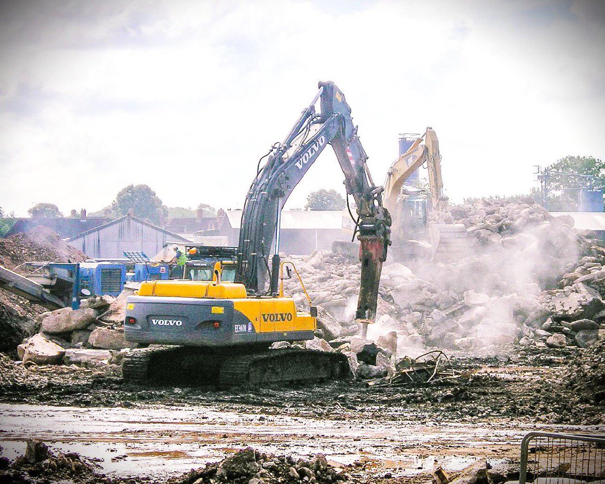 .<a href="/GeoscienceEA/">Geoscience EnvAgency</a> Officers work on some of biggest #Brownfield site developments in the country from #Gasworks to #PetrolFillingStations, #Landfills, #OilRefineries, #Mines, #ChemicalWorks &amp; #IndustrialSites. Find out what #ContaminatedLand is all about here: gov.uk/contaminated-l…