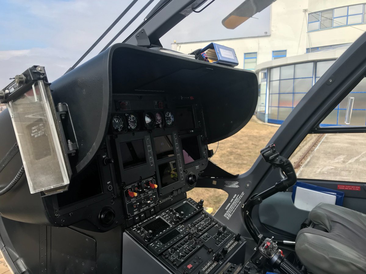 Zachranka_App's tweet photo. Víte, kdo je připraven vám každý den okamžitě pomoct v nouzi? 🚁
Kromě #zachrankaapp třeba i tento záchranářský vrtulník a jeho posádka ze základny v Jihlavě. https://t.co/ZPeT82WWhd