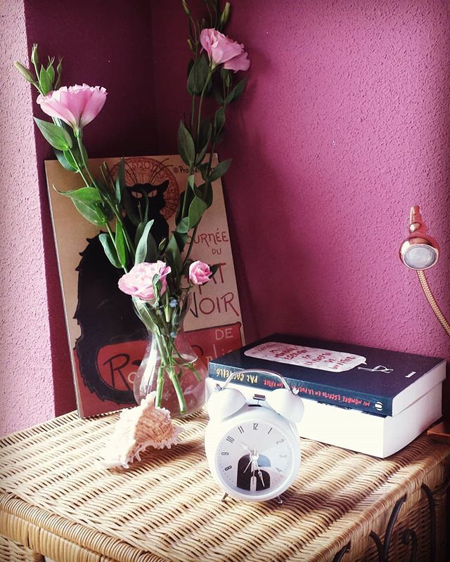 LaTeteraVerde's tweet photo. ¡Feliz dia del libro! Yo estoy ahora con el libro de mi amiga @pazcastellooficial "Mi nombre escrito en la puerta de un váter" y en boxes "4, 3, 2, 1" de uno de mis escritores favoritos @realpaulauster ¿Cuáles son vuestros libros de hoy? .
.
.
#santjordi… https://t.co/Baxb8jgsnG https://t.co/sCdhrpKmnM