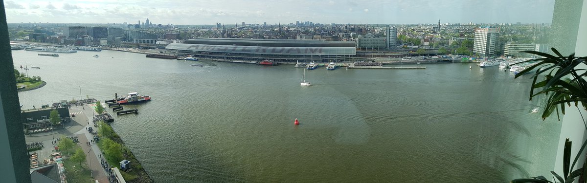 Vandaag proeverij wijnen Dominique Lafon in Amsterdam Tower. Geen verkeerde plek, zelfs voor de niet-Amsterdammers in het gezelschap. En bijzondere wijnen.