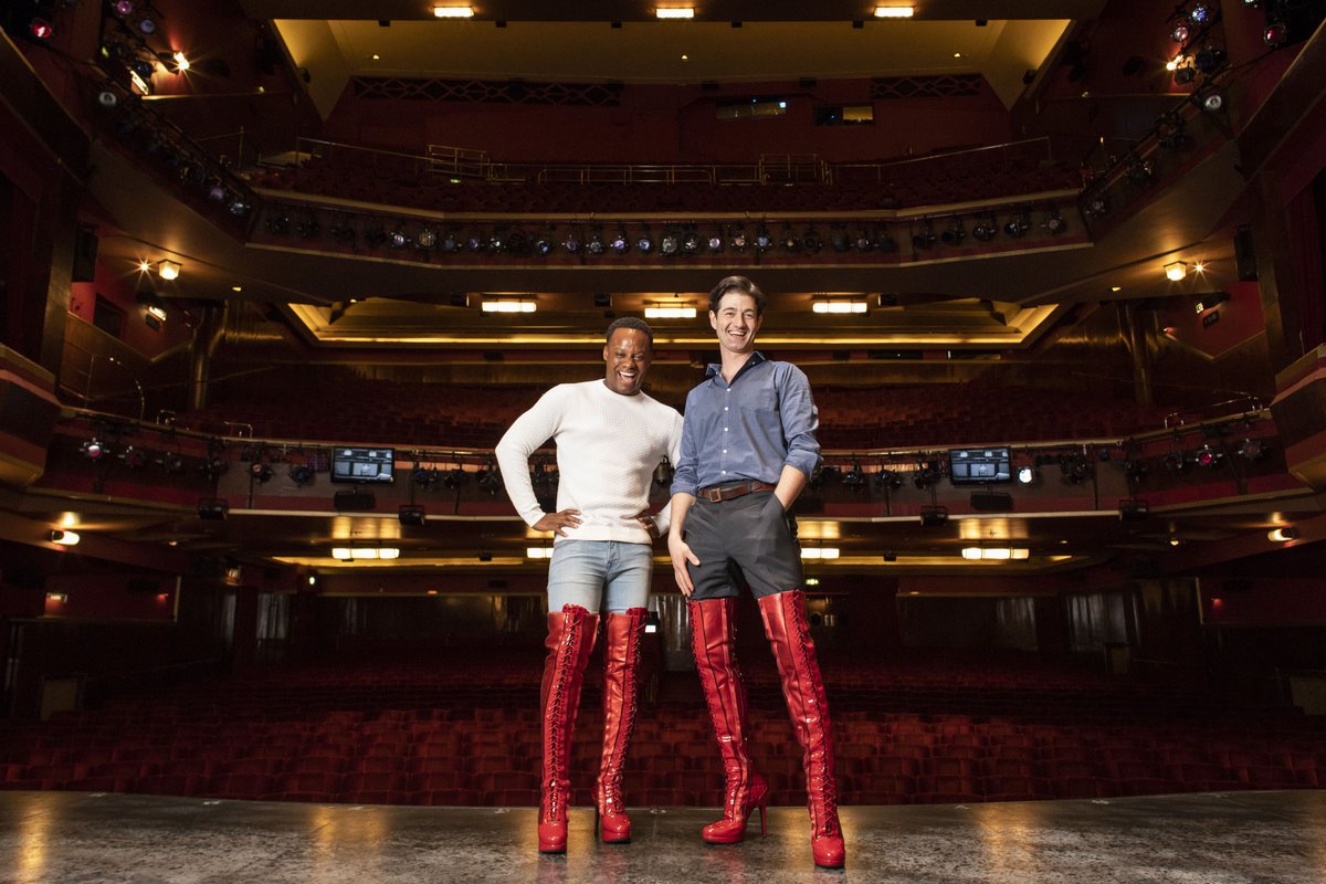 KinkyBootsUK's tweet photo. 🚨KINKIEST OF KLAXONS🚨 Allow us to present the KINKY CLASS OF 2018-19. 👠 #RaiseYouUp 

@OliverTompsett will hold the keys to the Price &amp; Son factory as Charlie Price from 4 June. 🏭 Our @SimonAnthonyR will be staying SASSY as Lola for another year! 💋 https://t.co/Df0fy76nf7 https://t.co/O6VQhgzwsX