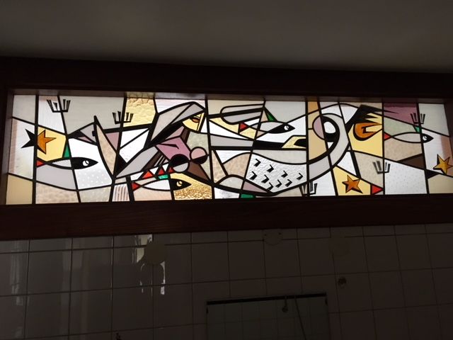 crossbizz's tweet photo. Hoi. Ik ben op zoek naar het verhaal van dit glas-in-lood paneel. Je ziet oa een zeemeermin en vissen. Het is rond 1970 geplaatst in de wand van een appartement van een zekere mevr. Luyt in Den Haag. Wie weet iets van de herkomst? @durftevragen https://t.co/MAG4PAKwlx