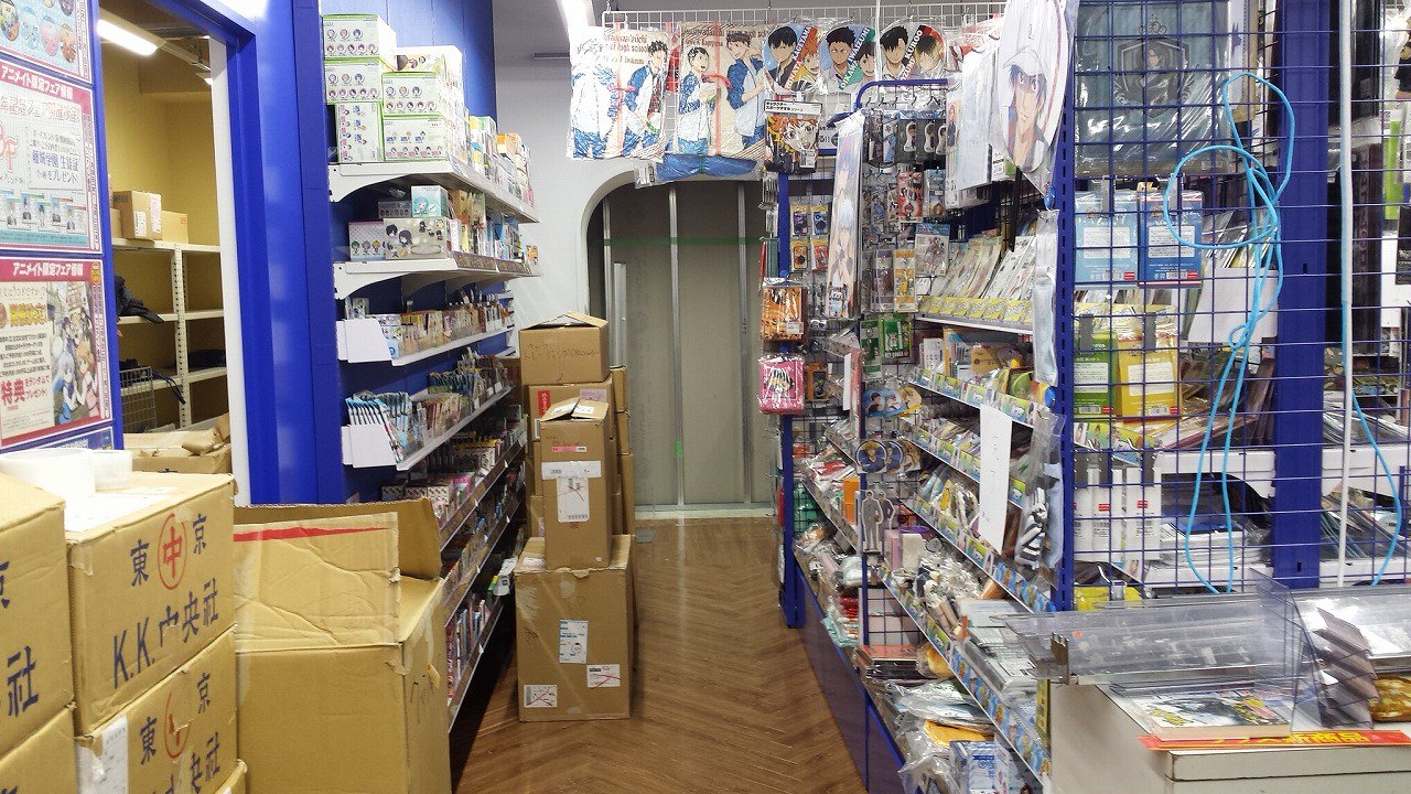アニメイト松本パルコ 松本店10年間の思い出３ そしてこちらは移転作業を行っている真っ最中の新店の様子です これから始まるオープン記念キャンペーンのためたくさんの商品が並んでいます スタッフ一同てんてこまいな時期です おかげさまで無事に