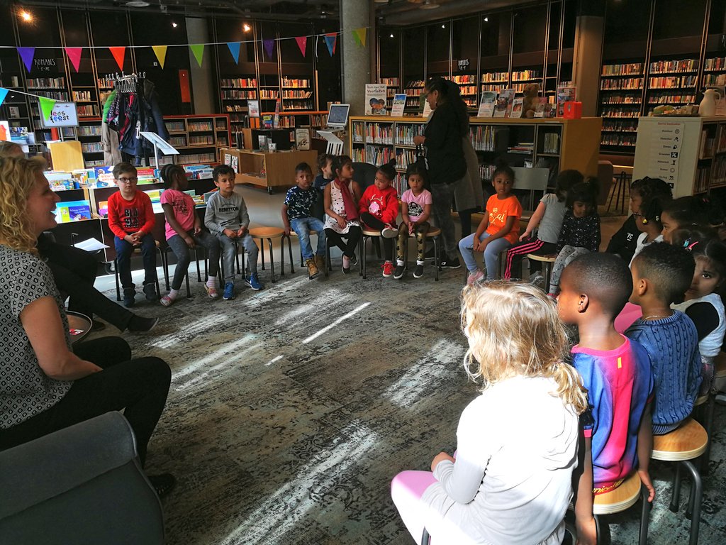Martinegreven's tweet photo. Met groep 1/2A van @obsbijlmerhorst in de @OBAmsterdam! Heerlijk ❤️ https://t.co/OvGBKioiNl