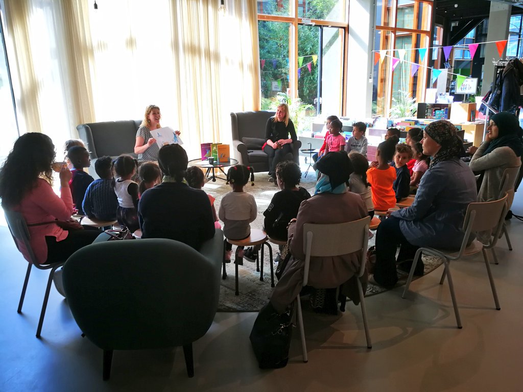 Martinegreven's tweet photo. Met groep 1/2A van @obsbijlmerhorst in de @OBAmsterdam! Heerlijk ❤️ https://t.co/OvGBKioiNl