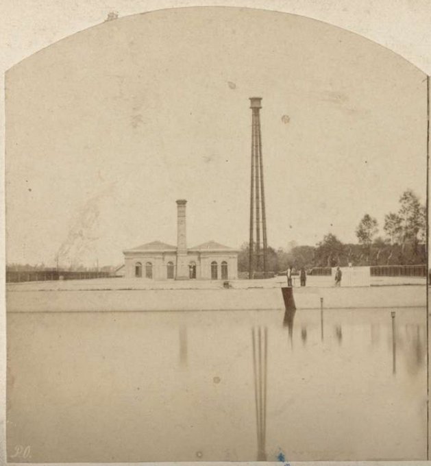 Kiek maar eens even goed! Dit is de eerste foto ooit van het pompstation in de #AmsterdamseWaterleidingduinen. Dit pompte het water vanuit het duin naar het waterzuiveringsterrein Leiduin. Hoe oud is deze foto, denken jullie? #tb