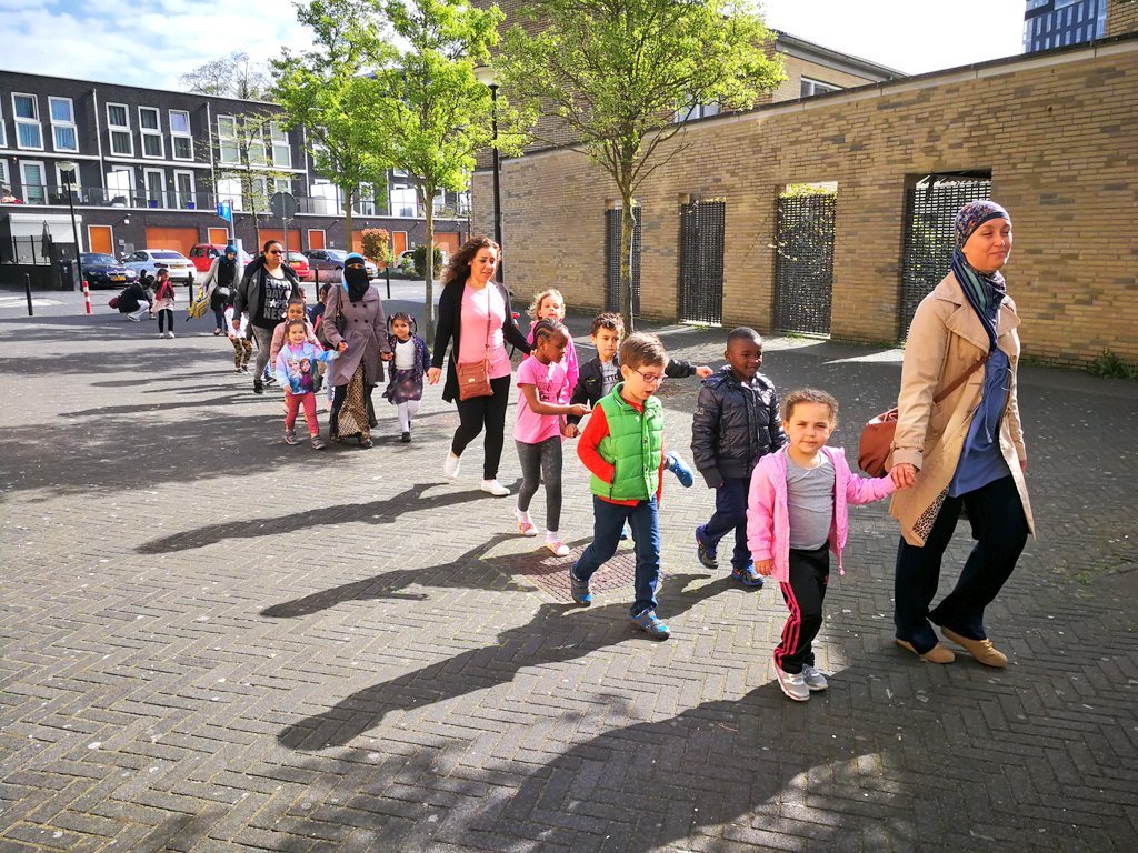 Martinegreven's tweet photo. Met groep 1/2A van @obsbijlmerhorst in de @OBAmsterdam! Heerlijk ❤️ https://t.co/OvGBKioiNl