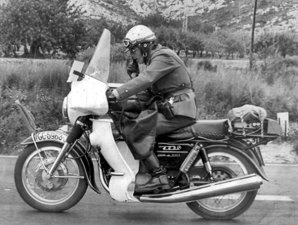 La #AgrupaciónTráfico de la @guardiacivil ha utilizado muchas motocicletas desde su creación en 1959. Hay una en especial que marcó época y que además se fabricó en España 🇪🇸.  Fue la mítica #Sangla. 

¿Has visto alguna vez una?

#175AñosATuLado