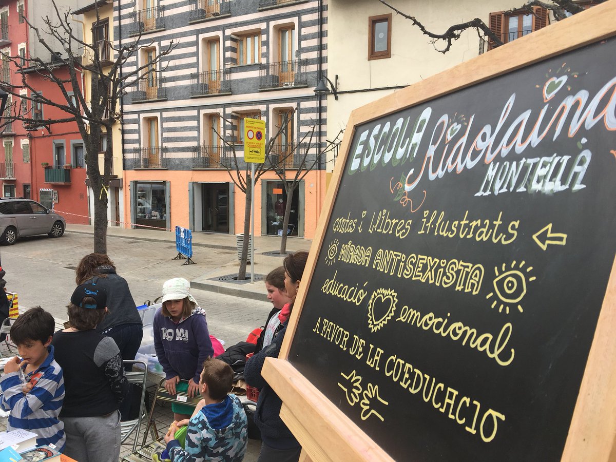 A #Puigcerdà, al Passeig 10 d’abril, parades de llibres i roses d’ampas i associacions de la #Cerdanya. L’escola rural Ridolaina de Montellà ha portat llibres amb una mirada antisexista.<a href="/324cat/">324.cat</a>