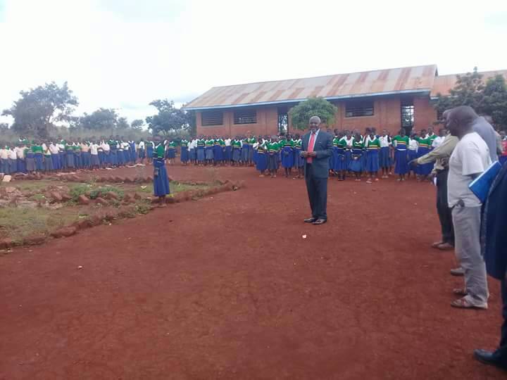 illomo_seth's tweet photo. Jamani aibu kubwa,  Shule #Minyinya #Kibondo ya aina Hii ya shule. Huduma Kwa wakimbizi, elimu,makazi,nk. Viongozi Kwa nni tusiwashirikishe  hata Kwa harambee .@UNICEFTanzania @UNHCRTanzania @OxfamTz @CARITAS @JoyceNdalichako @HakiElimu https://t.co/LOgcWvEEch