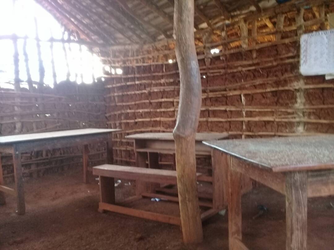 illomo_seth's tweet photo. Jamani aibu kubwa,  Shule #Minyinya #Kibondo ya aina Hii ya shule. Huduma Kwa wakimbizi, elimu,makazi,nk. Viongozi Kwa nni tusiwashirikishe  hata Kwa harambee .@UNICEFTanzania @UNHCRTanzania @OxfamTz @CARITAS @JoyceNdalichako @HakiElimu https://t.co/LOgcWvEEch