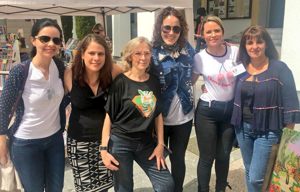 PPSanse's tweet photo. Feliz #DiaDelLibro GRACIAS A NUESTROS LIBREROS por su labor todo el año. En la foto @lsfernandeza @MOrdonezLara y @tamara_basi con los responsables de @pernatelibreria (calle Real 68). https://t.co/XABKUbqh6y