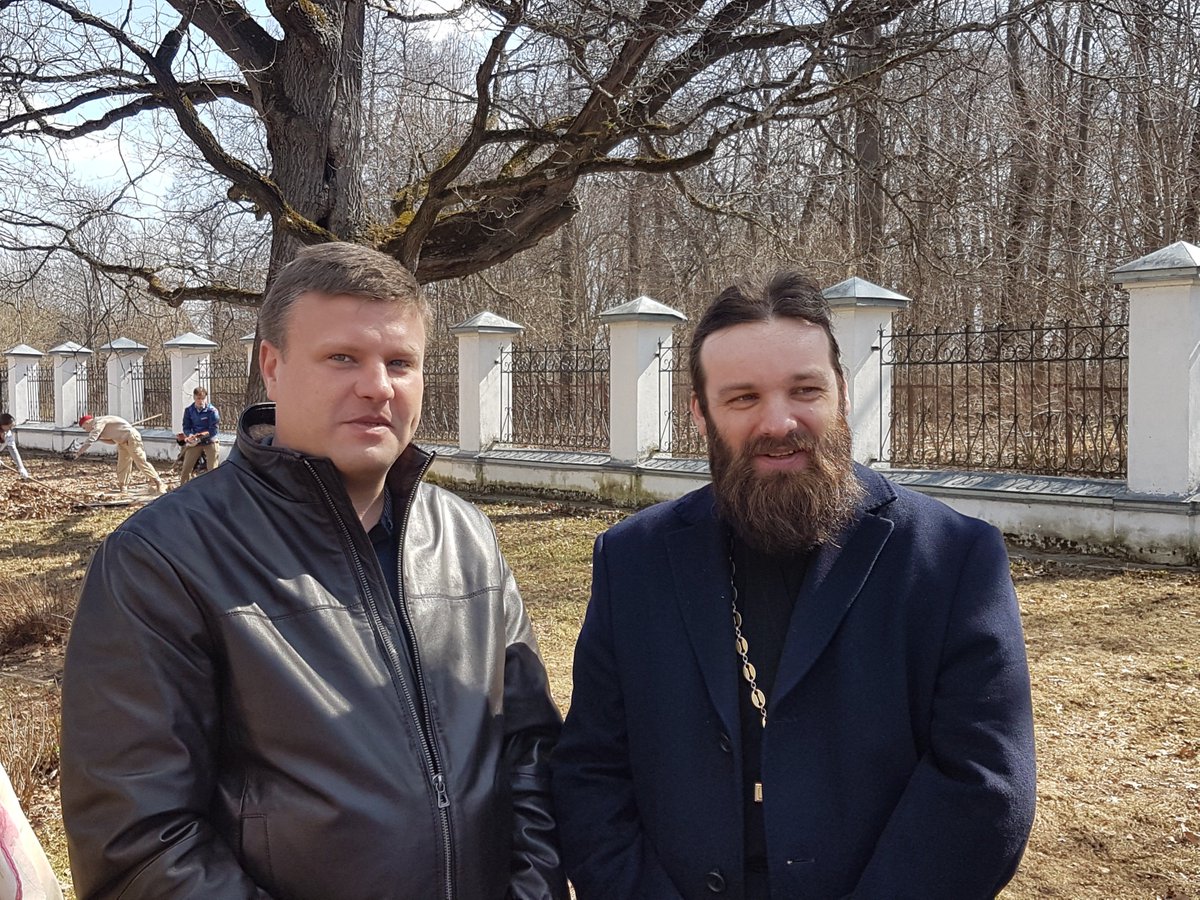 Сотрудники Управляющей компании ОЭЗ «Дубна» второй год подряд участвуют в субботнике на территории храма Похвалы Пресвятой Богородицы в Ратмино. oezdubna.ru/about/news/sub…  #оэз #оэздубна #особаяэкономическаязона #дубна #оэзномер1 #субботник2018 #sez #sezdubna #dubna