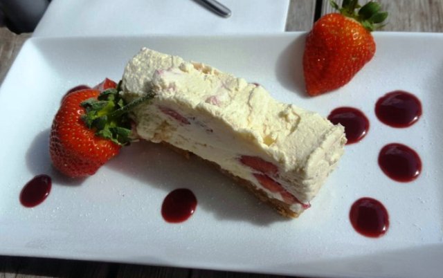 yewtree_reigate's tweet photo. Our team of chefs create a menu of seasonal dishes using only the best ingredients. 🍴 https://t.co/LlRAElOzNh