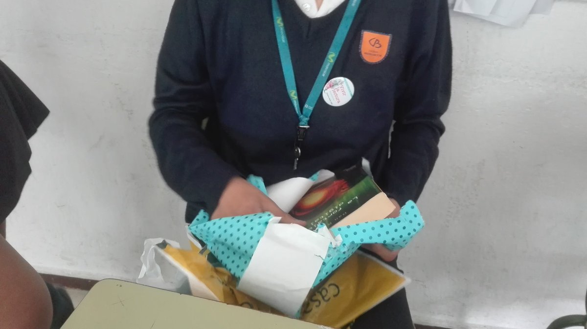 ansobel87's tweet photo. ¡Feliz día del libro! #amigoinvisibleliterario @ColBernadette @manufcaceres https://t.co/POFEeKYHGc