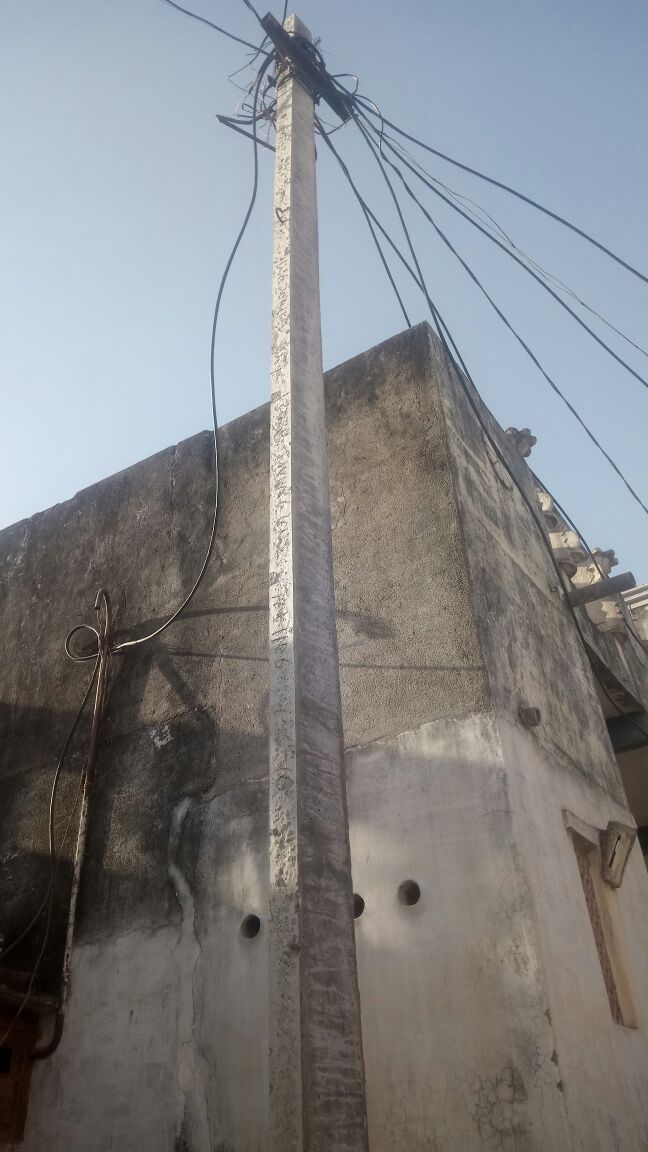 davechirag1992's tweet photo. @Ccc_jdvvnl Hi this is Chirag Dave from GOL ,SIROHI,RAJASTHAN
electric poll installed at our home side attached wall. it just touch to our terris.
small kids are in our home if any problems occurs who is responsible for this??
please change poll place .

Chirag Dave 9870229674 https://t.co/Jg63FHsrQn
