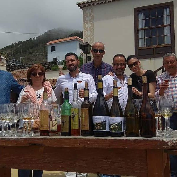 EnocionesW's tweet photo. Desde la Isla de la Palma Enociones Harys Wines brindamos por todos nuestros clientes y amigos con Carlos Lozano de Bodegas Teneguia.
Salud! https://t.co/Sq4xyUvWD5