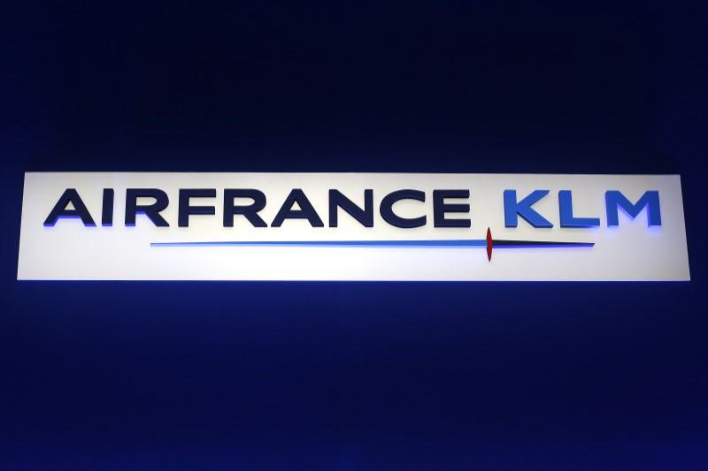 Reuters's tweet photo. Air France KLM shares fall amid more strike disruption https://t.co/RqMmKhVVOK https://t.co/vrGRcaJKJg